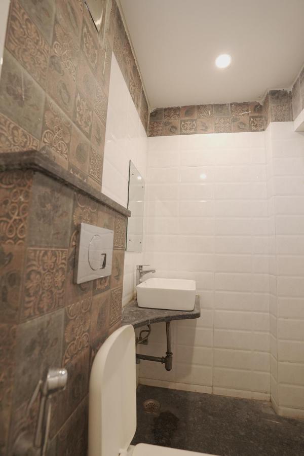 Hotel Leo Continental New Delhi Eksteriør bilde